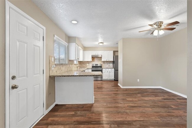Building Photo - 10007 Oakmont Dr