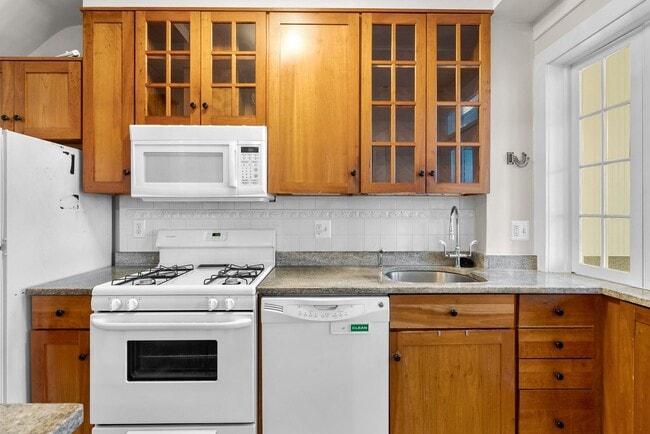 Building Photo - 3 Bed 2 Bath - Glover Park Row Home - Fini...