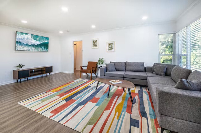 Building Photo - 3538 Roslyn St