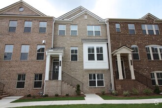 Building Photo - Pet Friendly Townhome