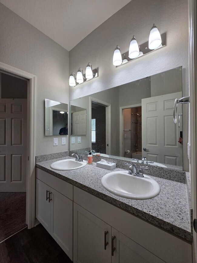 Building Photo - 4-Bedroom, 2.5-Bathroom in Lakeland