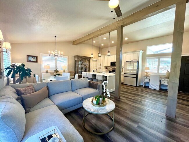 Building Photo - 3640 Inspiration Dr