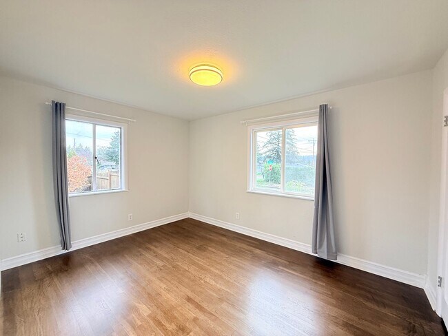 Building Photo - Updated 3-Bedroom Home with Fenced Yard & Garage in Portland