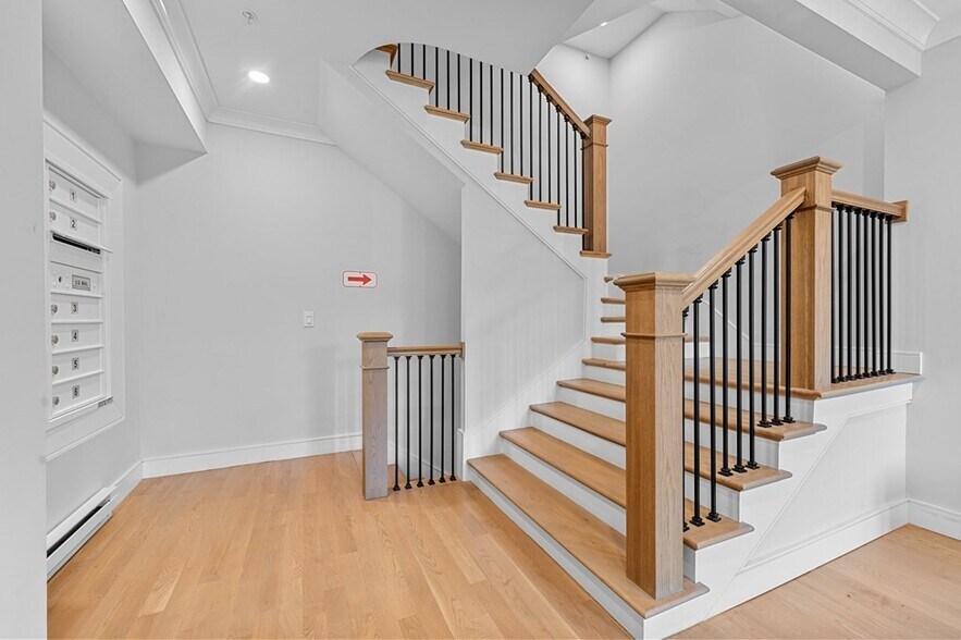 Building Photo - 529 Newbury St