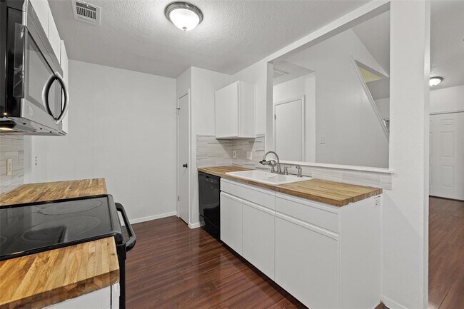 Building Photo - 1015 E Yager Ln