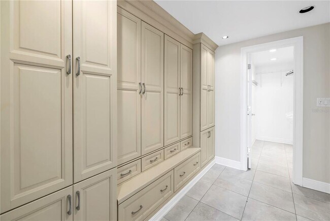 Building Photo - 1 Beach Dr SE