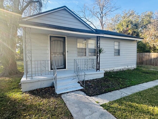 Building Photo - 3146 2nd St Cir