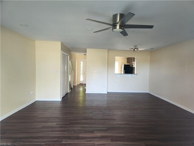 Building Photo - Newly Renovated Condo in Salem