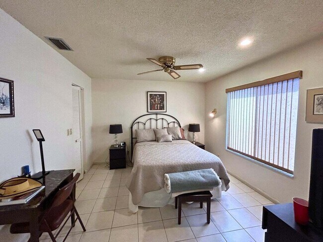 Building Photo - 10058 Laurelwood Pl