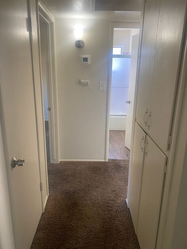 Building Photo - 808 E Kaweah Ave