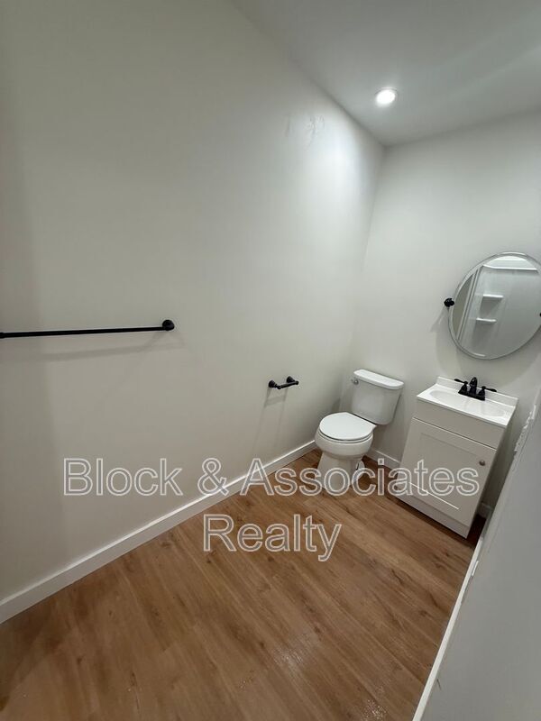 Building Photo - 607 Eastwood Dr