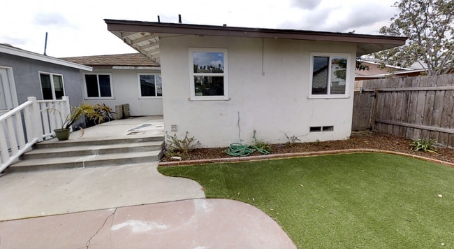 Building Photo - 3BD/1BA on Montezuma! (Lease out, pending ...
