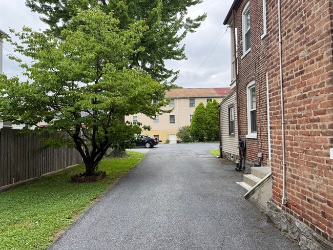 Building Photo - 141 N Plum St