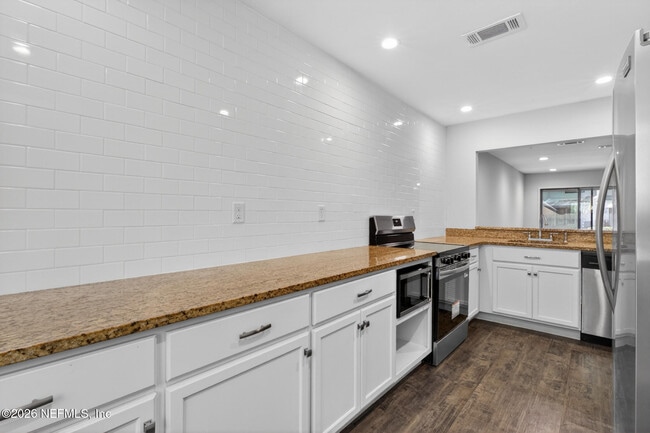 Building Photo - 7701 Baymeadows Cir W