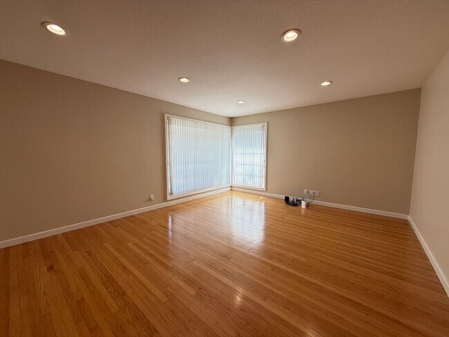 Building Photo - Updated single-level home located in the highly sought-after Killarney Farms neighborhood of Sant...