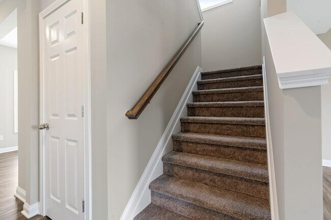 Building Photo - 916 Camden Ct