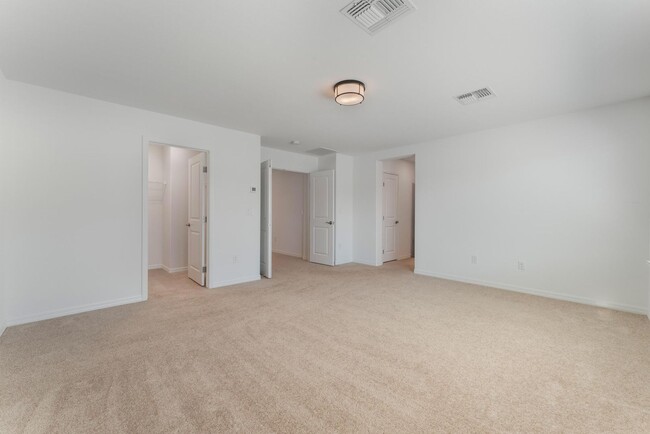Building Photo - Beautiful & Spacious 4 Bedroom Home locate...