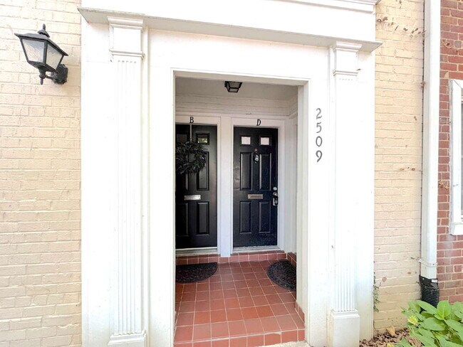Building Photo - Welcome to this well-maintained top-floor condominium