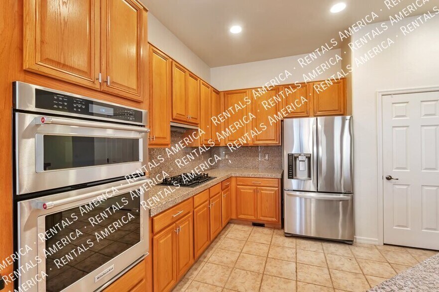 Building Photo - 13135 N Kenosha Bluff Dr