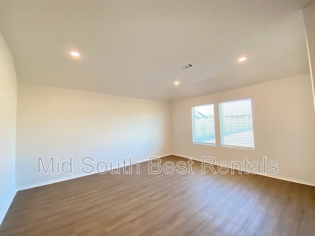 Building Photo - 44 Kelton Ln