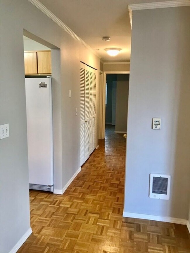 Building Photo - Two Bedroom/Two bath Capitol Hill Condo - ...