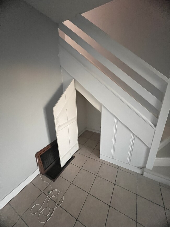 Building Photo - 2402 Schoolside Ave