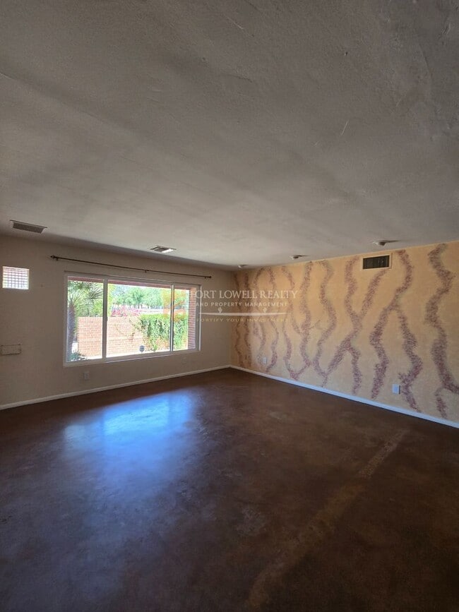 Building Photo - Vintage 3 Bedroom, 2 Bath Home with all the Modern Conveniences!