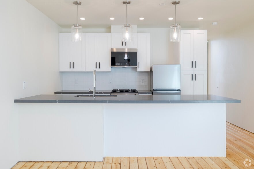 1BR, 1BA - 600SF - Kitchen - The Tailor