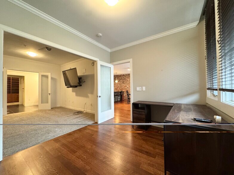 Building Photo - 2929 McGee Trfy