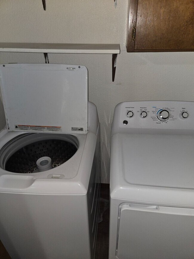 Building Photo - Beautiful Hermiston Home offers a perfect balance of comfort and convenience