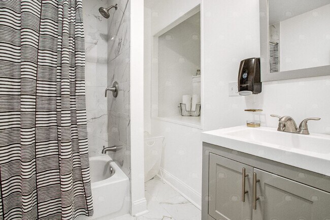 Building Photo - 3-bedroom 3-bathroom w/a loft in historic ...