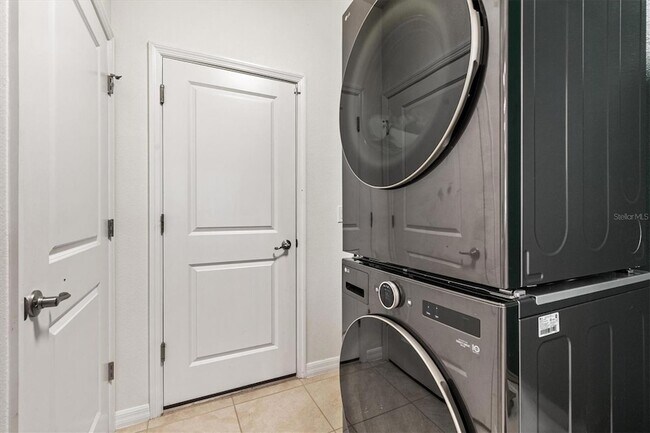 Building Photo - 5470 Sunshine Dr