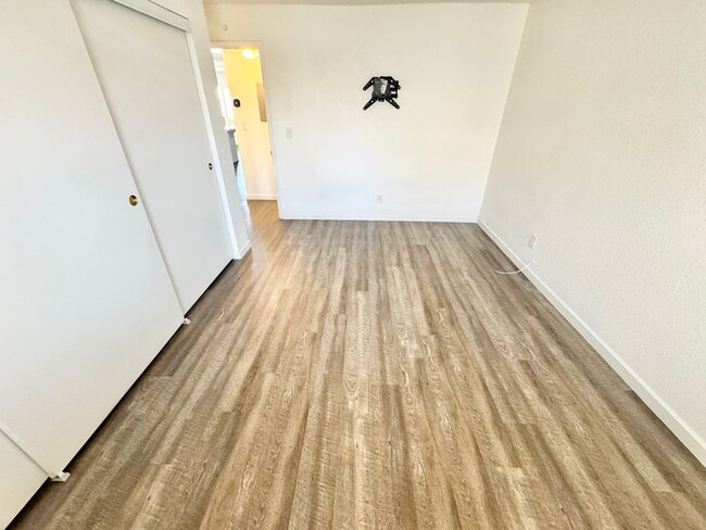 Building Photo - LIMITED TIME ONLY!! TAKE POSSESSION BY JUNE 1ST & RECEIVE ONE MONTH FREE RENT!! In this comfortab...