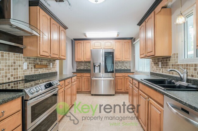 Building Photo - Des Moines 3 Bed Gem with Hot Tub and Spacious Layout