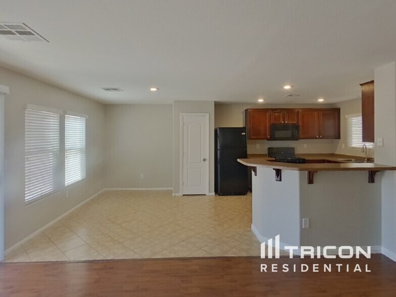 Building Photo - 2425 Cockatoo Dr