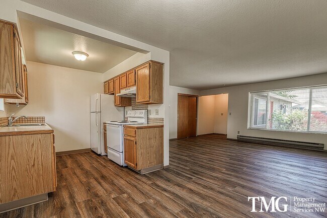 Building Photo - 2 Bedroom Duplex W/ attached garage in Was...