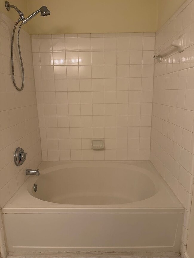 Building Photo - Private End Unit - First Floor - Reserve at Woodbridge