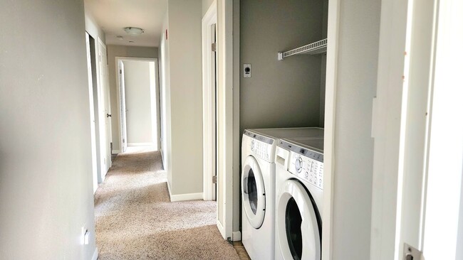 Building Photo - Lovely Oak Harbor Living and Pet Friendly!!
