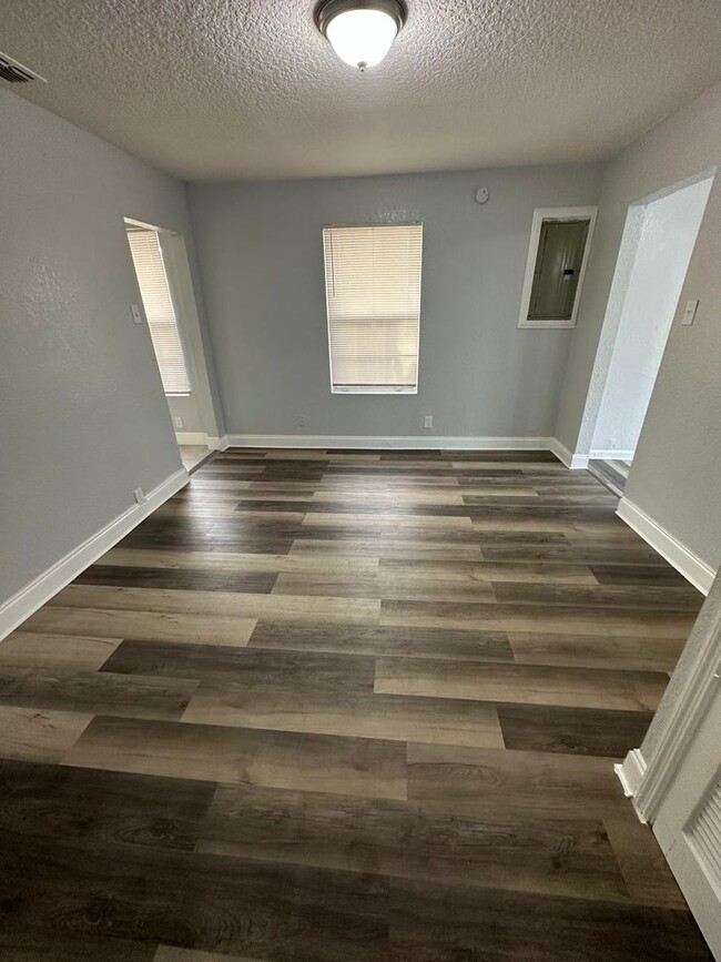 Building Photo - Fully Renovated 3/2 Single Family House Av...