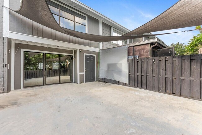 Building Photo - 850 Hill Dr