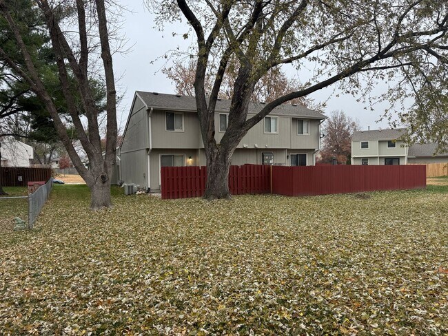 Building Photo - Updated Townhome in Willow Wood Near 120th & Blondo!