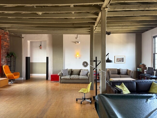 Building Photo - Sleek Manhattan Style Urban Condo Now Available in Byrne Lofts