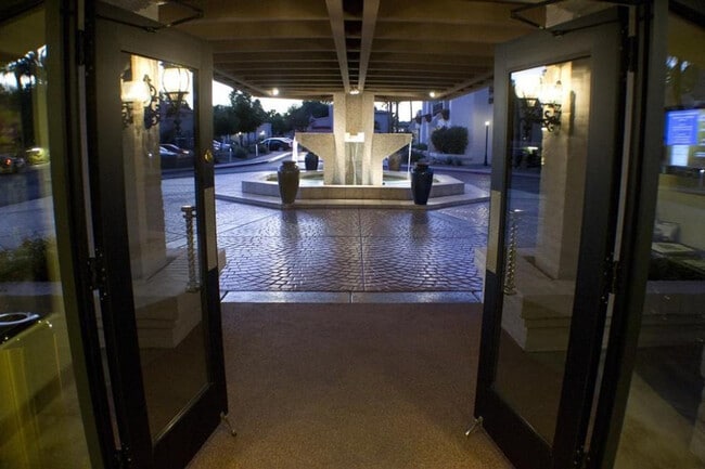 Building Photo - 6302 E Camelback Rd