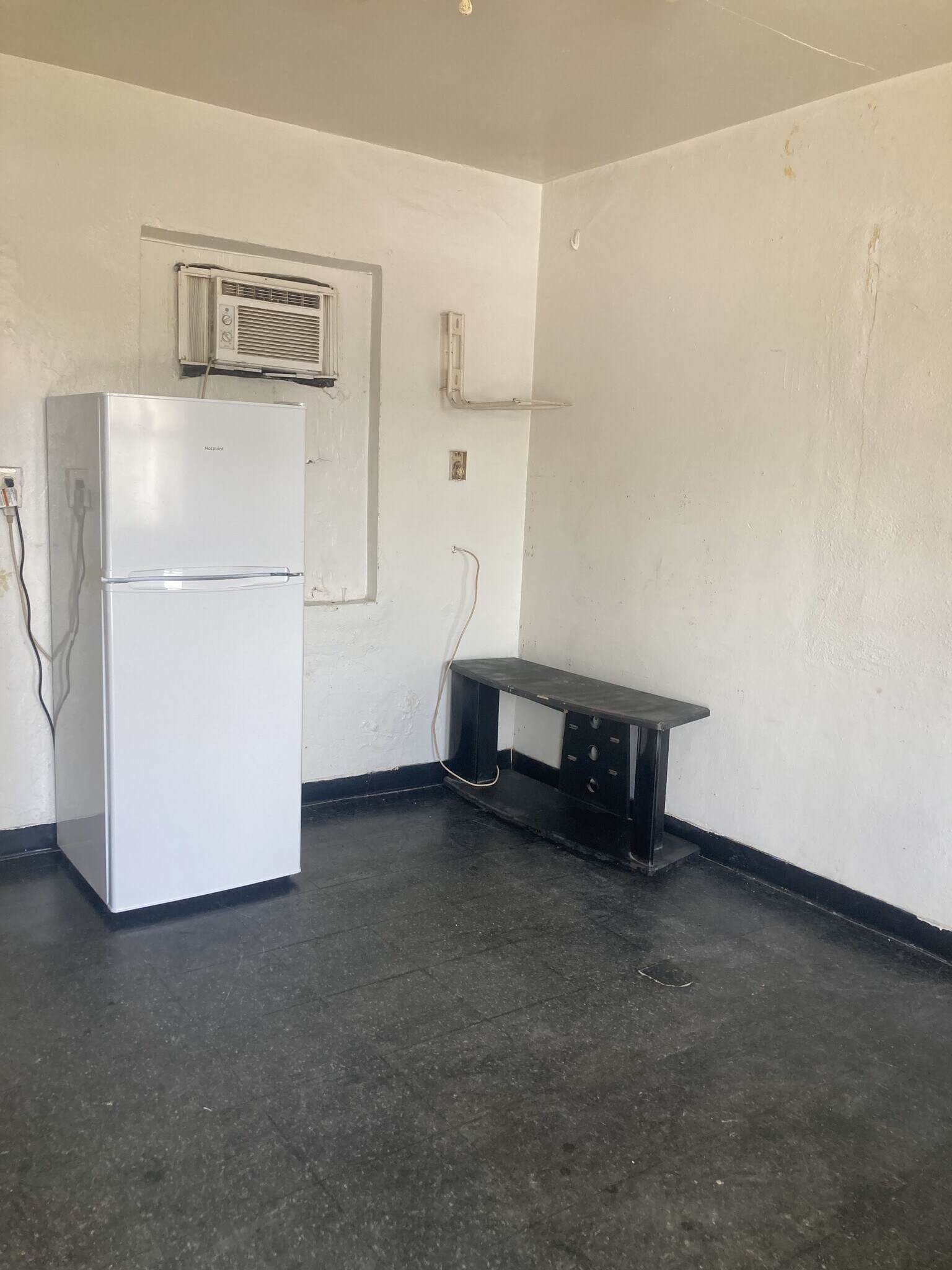 Building Photo - 2102 9th St W