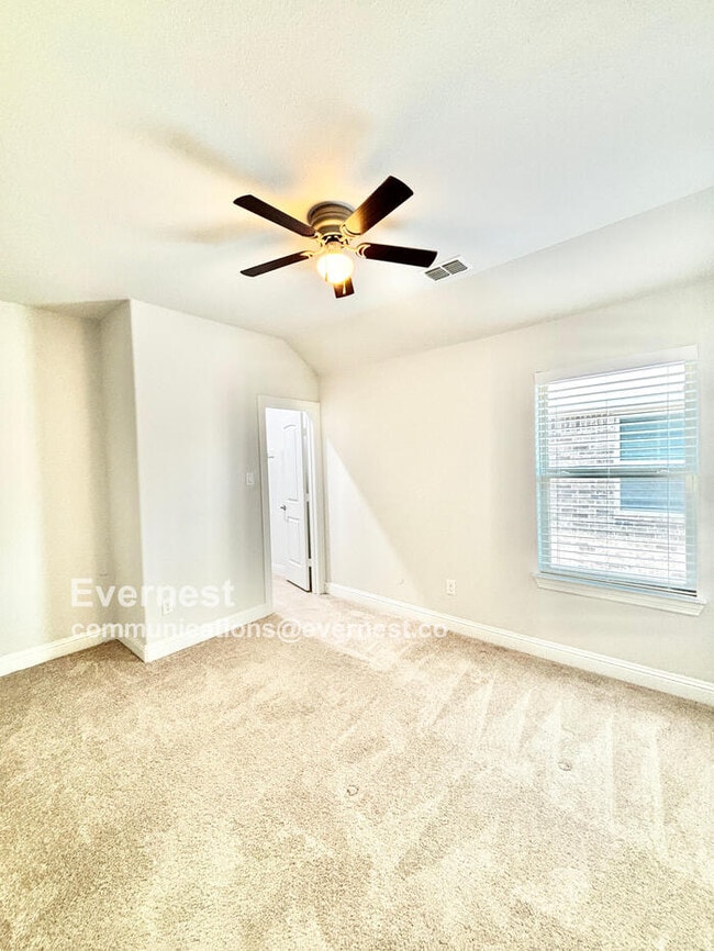 Building Photo - 566 Westwood Way Dr
