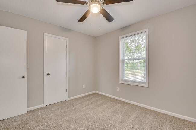 Building Photo - 208 Foxdale Dr