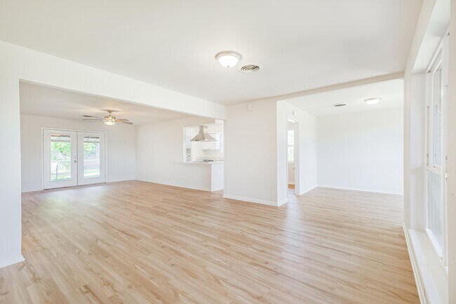 Building Photo - 802 Wright St