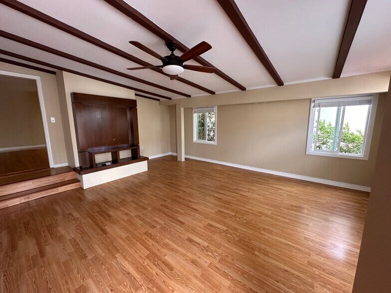 Large Living Room - 640 8th Plz