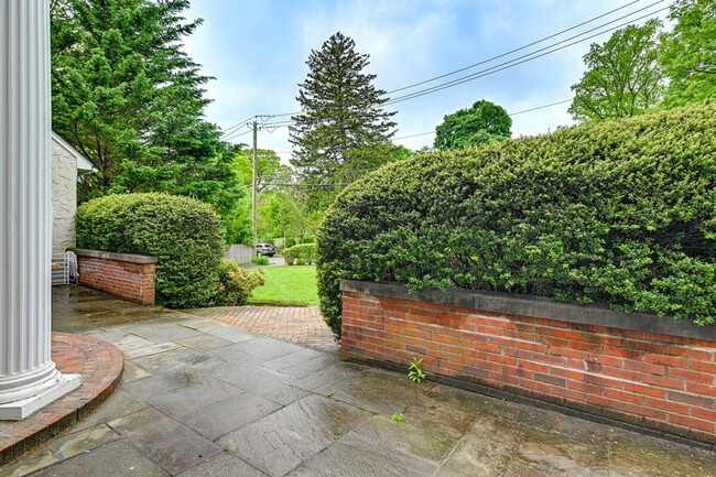 Building Photo - 518 Cortlandt Ave