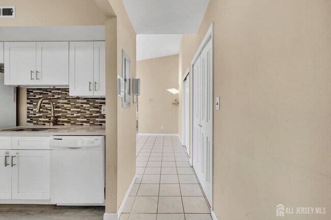 Building Photo - 275 Alpine Way